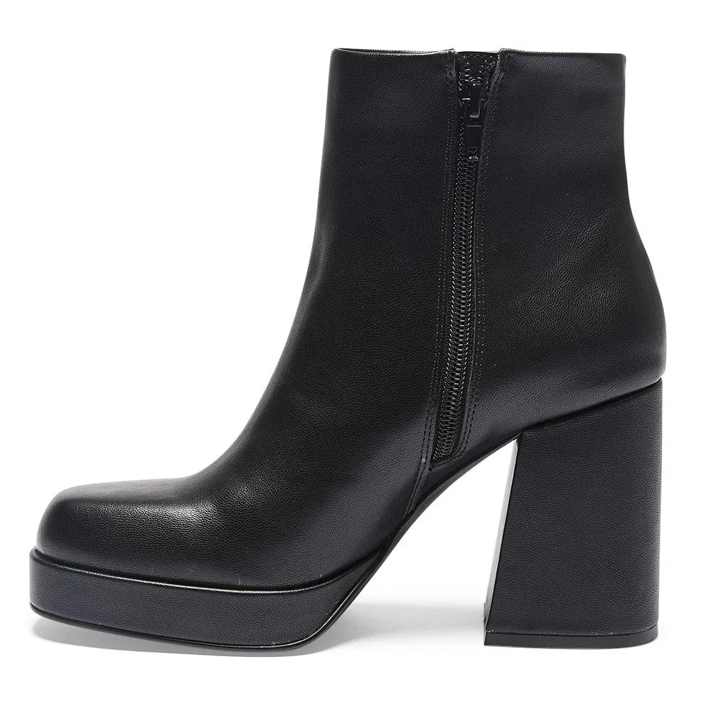 Capulet Boot in Black Smooth