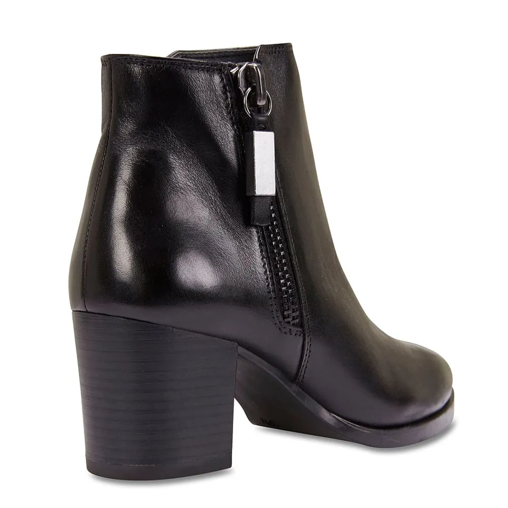 Dallas Boot in Black Leather