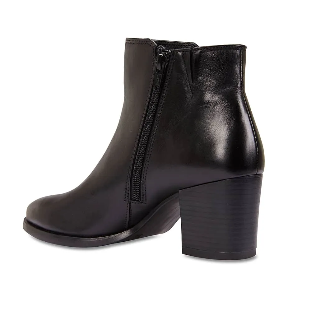 Dallas Boot in Black Leather